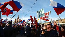 Rusija siautulingai &scaron;venčia Krymo okupacijos metines.