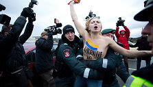 Prie "Litexpo" parodų rūmų Vilniuje sulaikyta "Femen" pusnuogė aktyvistė