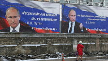 Po okupacijos mieste i&scaron;kilo plakatai su Vladimiru Putinu