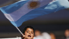 Argentinos vėliavą laikantis berniukas