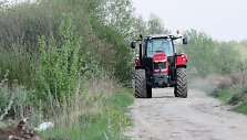 Devyniolikmetė Monika kone kasdien vairuoja traktorių