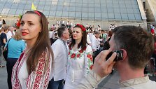Ukrainiečiai tradiciniais rūbais demonstravo vienybę Kijevo gatvėse