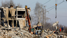 Po Ukrainos atakos Makijivkoje &scaron;alinamos nuolaužos