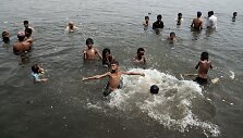 Varginanti kaitros banga Pakistane