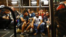 Migrantai autobusais vežami prie sienos su Austrija