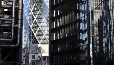 Tarp naujų Londono pastatų pasimetusios senosios bažnyčios