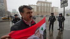 Sirijos diktatorių Basharą al Assadą palaikantis protestuotojas.