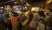 Migrantai autobusais vežami prie sienos su Austrija