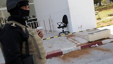 Tuniso policijos pareigūnas saugo teritoriją prie Bardo muziejaus.