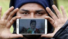 Migrantas Nazaras i&scaron; Irako rodo savo dukros Shehedos nuotrauką