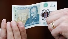 Naujas plastikinis penkių svarų nominalo banknotas
