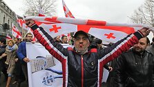 Gruzinas su &scaron;alies vėliava