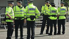 Didžiosios Britanijos pareigūnai kai kuriuose rajonuose turi teisę neįspėję įeiti į namus.
