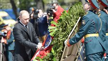 Rusijos prezidentas Vladimiras Putinas deda vainiką ant nežinomo kario kapo.