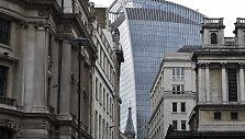 Tarp naujų Londono pastatų pasimetusios senosios bažnyčios