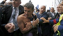 &bdquo;Air France&ldquo; viceprezidentas Xavieras Broseta, kuriam mar&scaron;kinius nudraskė įsiutę darbuotojai
