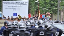 Vengrijos policija mal&scaron;ino riau&scaron;es pabėgėlių stovykloje