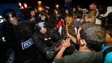 Slovėnijos policija a&scaron;arinėmis dujomis nuvarė i&scaron; Kroatijos besiveržiančius migrantus.