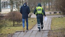 &Scaron;iaulių policija drausmino per pertraukas rūkančius paauglius