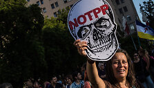 Protestuotoja prie&scaron; TPP Čilės sostinėje Santjage
