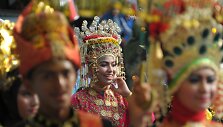 Indoneziečiai dėvintys tradicinius tautinius rūbus