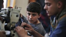 Pabėgėliai i&scaron; Sirijos ir jų vaikai dirba Turkijos gamykloje