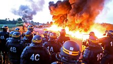 Prancūzijos policija susirėmė su degalų saugyklą blokuojančiais protestuotojais