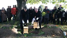 Galinos Dauguvietytės urna palaidota po klevu senelių ir tėvų sodyboje.