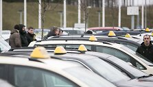 Taksistai piktinasi chaosu, kurį sukėlė &bdquo;Uber&ldquo; atėjimas
