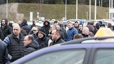 Taksistai piktinasi chaosu, kurį sukėlė &bdquo;Uber&ldquo; atėjimas