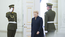 Prezidentė Dalia Grybauskaitė pasveikino ir ordino &bdquo;Už nuopelnus Lietuvai&ldquo; medaliu apdovanojo daugiavaikes motinas
