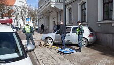 &Scaron;iauliuose vairuotojas su &bdquo;VW Golf&ldquo; taranavo miesto savivaldybę