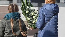 Raudanti Plungė gedulą puo&scaron;ia baltų rožių žiedais