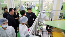 &Scaron;iaurės Korėjos lyderis laboratorijoje