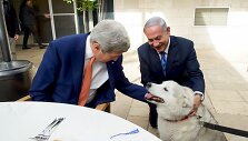 Johnas Kerry ir Benjaminas Netanyahu su &scaron;unimi