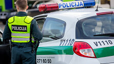 Sostinės Žirmūnų gatvėje policijos patrulių automobilis pateko į avariją