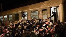 Atvykus traukiniui, kyla trumpa panika. &Scaron;eimos bijo i&scaron;siskirti per įlaipinimą, vaikai &scaron;aukiasi savo tėvų ir vyresniųjų. Per 15 minučių visi sėkmingai sulipa, nors didžiajai daliai teks sėdėti ant žemės ar stovėti per &scaron;ią 10-15 valandų kelionę. Tiesa, ne visiems taip pasiseka. Vienas vyras su nė&scaron;čia 