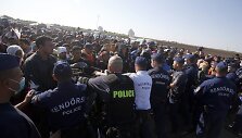 Pabėgėliai veržiasi pro policijos užtvarą Vengrijoje