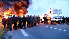 Prancūzijos policija susirėmė su degalų saugyklą blokuojančiais protestuotojais
