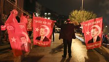 Kampanijos už Turkijos prezidento Recepo Tayyipo Erdogano galių i&scaron;plėtimą &scaron;alininkai &scaron;venčia pergalę