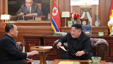 Kim Yong Cholas (kairėje) perdavė Donaldo Trumpo lai&scaron;ką Kim Jong Unui.