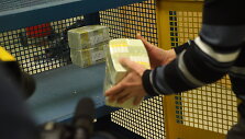 Nauja eurų siunta į Lietuvos banko pinigų saugyklas gabenta su policijos palyda. 