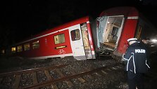 netoli &Scaron;tadtrodos Vokietijos rytuose vėlai penktadienį nuo bėgių, kuriuos užpylė žemės nuo&scaron;liauža, nuvažiavo regioninis traukinys. 
