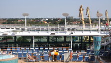 Klaipėdoje prisi&scaron;vartavęs kruizinis laivas &bdquo;Serenade of the Seas&ldquo; &ndash; tarsi keliaujantis vie&scaron;butis, kuriame netrūksta pramogų