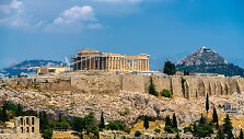Tolumoje matyti Akropolis