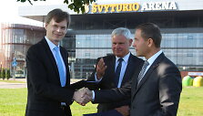 &bdquo;Axis Industries&ldquo; vadovas Remigijus Baltru&scaron;aitis (kairėje) ir Klaipėdos miesto savivaldybės administracijos direktorius Saulius Budinas penktadienį pasira&scaron;ė oficialią rangos sutartį.