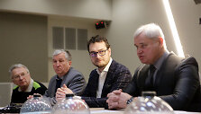 Spaudos konferencijoje pristatyti &scaron;viečiantys &bdquo;namukai&ldquo;, kuriuos miestelėnai per senamiestį ne&scaron; iki piliavietės.
