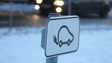 Klaipėdos senamiestyje ir kitose apmokestintose zonose elektromobilius galima statyti nemokamai. Tačiau net ir nemokamam leidimui reikia ra&scaron;yti pra&scaron;ymą. Tai  vis dar stebina vairuotojus.