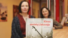 Lina Kaminskaitė-Jančorienė (kairėje) ir Anna Mikonis-Railienė (de&scaron;inėje) pristato monografiją &bdquo;Kinas sovietų Lietuvoje: sistema, filmai, režisieriai&ldquo;