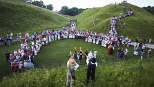 Į Kernavės Joninių &scaron;ventę suplūdo minios žmonių